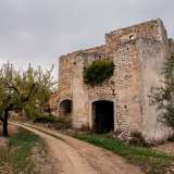La prima tappa del nostro viaggio si trova nell�agro a sud-est dell�abitato, confinante con il comune di Sannicandro. Si tratta di Torre del Marchese, una maestosa e solenne masseria fortificata che prende il nome da un nobile che la possedette: Nicola De Ruggero